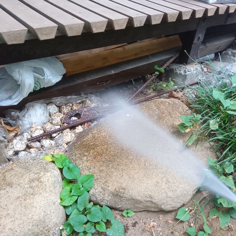 建物外周の土壌にシロアリ駆除剤を散布