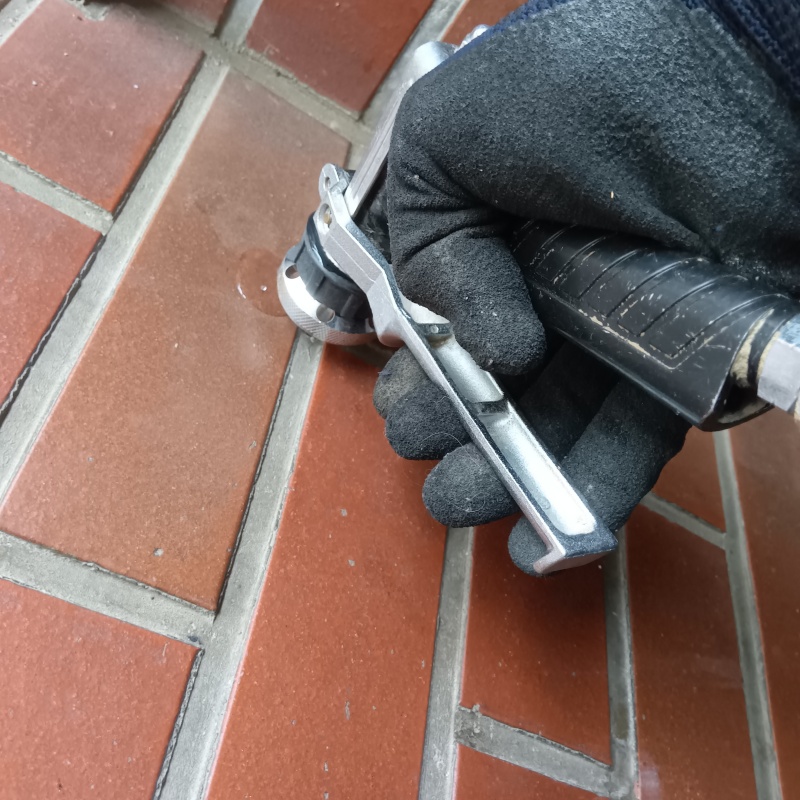 玄関床に穴を開けてシロアリ駆除剤を注入