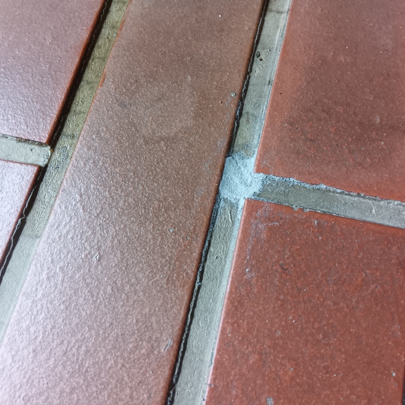 開けた穴を自然な形で補修