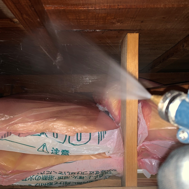 屋根裏の木材にシロアリ駆除剤を散布