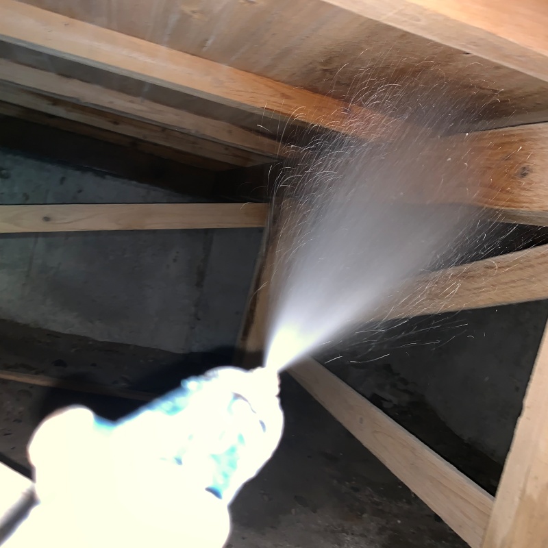 床下木材にシロアリ駆除剤を散布