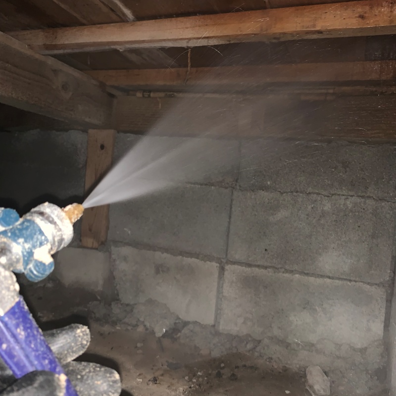 基礎にシロアリ駆除剤を散布