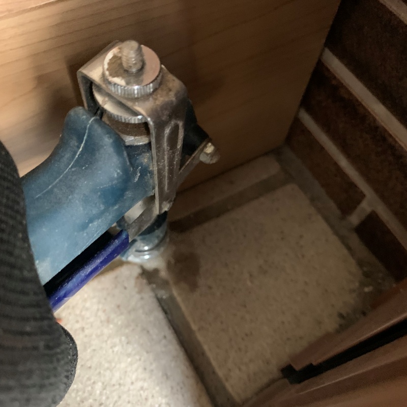 玄関床に穴を開けてシロアリ駆除剤を注入