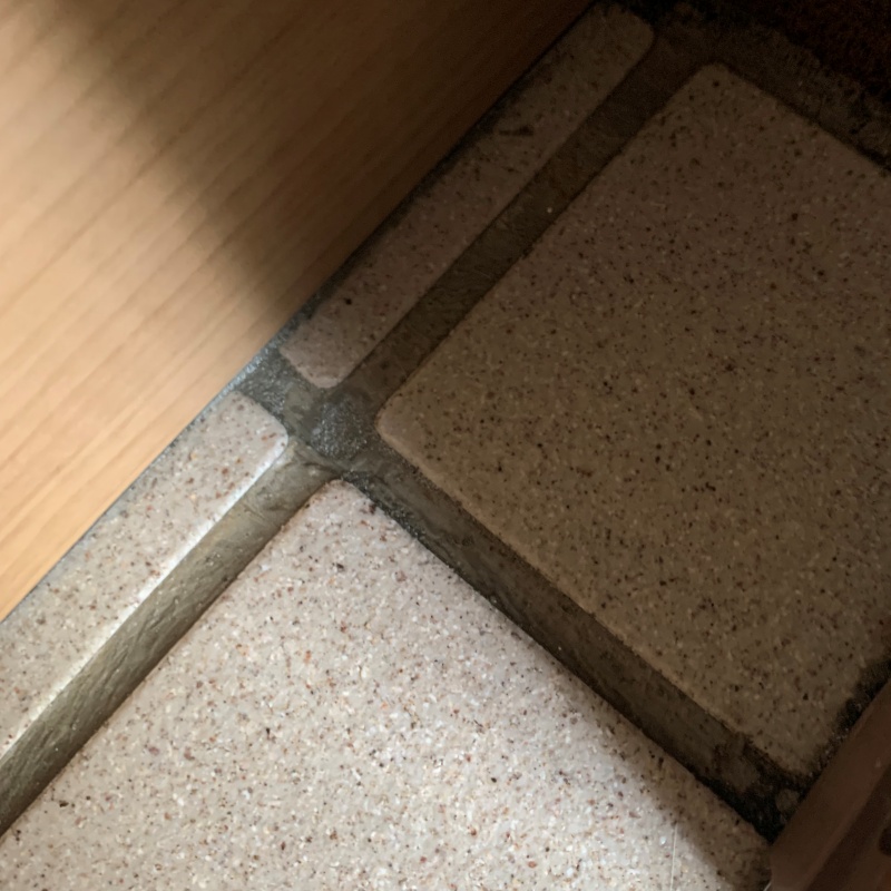 開けた穴をきれいに補修