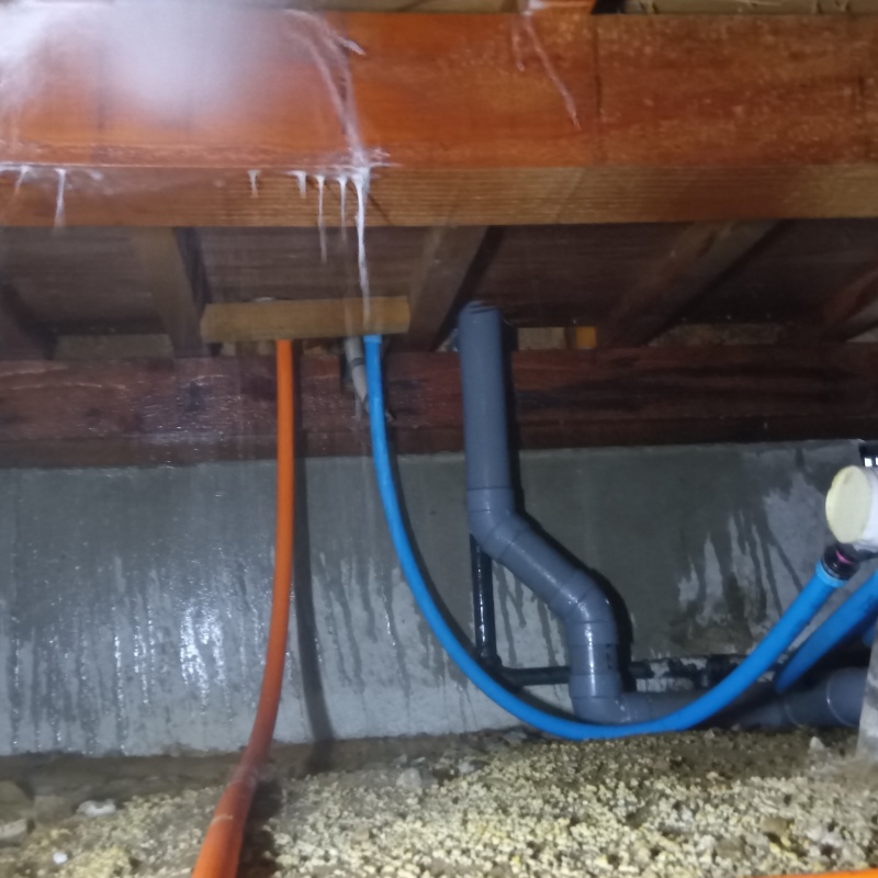 床下木材にシロアリ駆除剤を散布