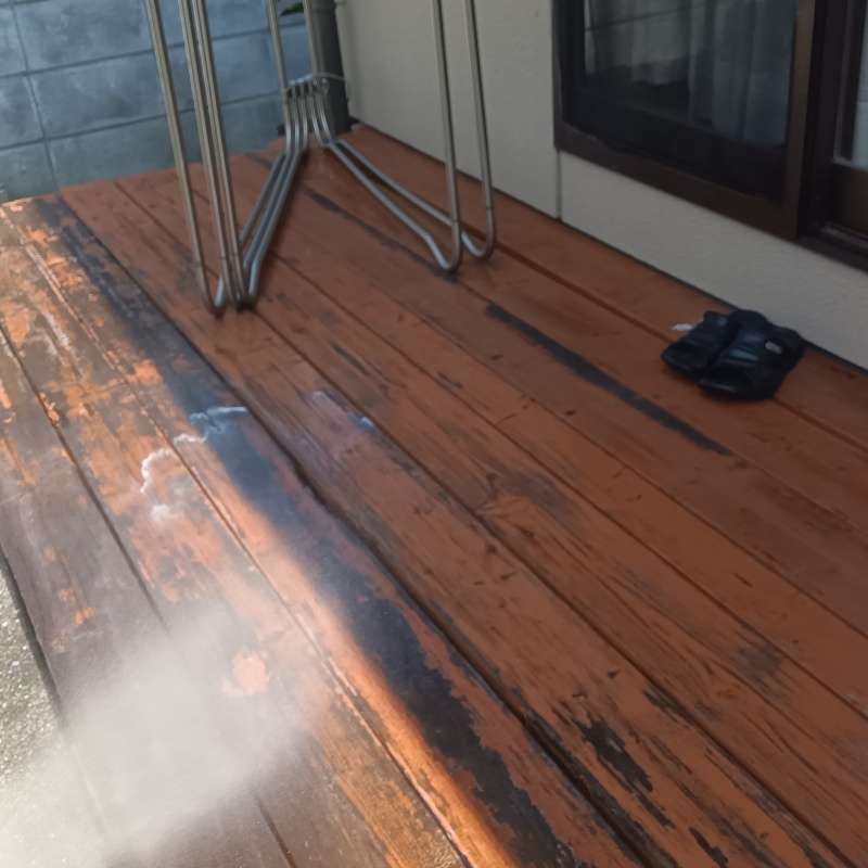 ウッドデッキにシロアリ駆除剤を散布