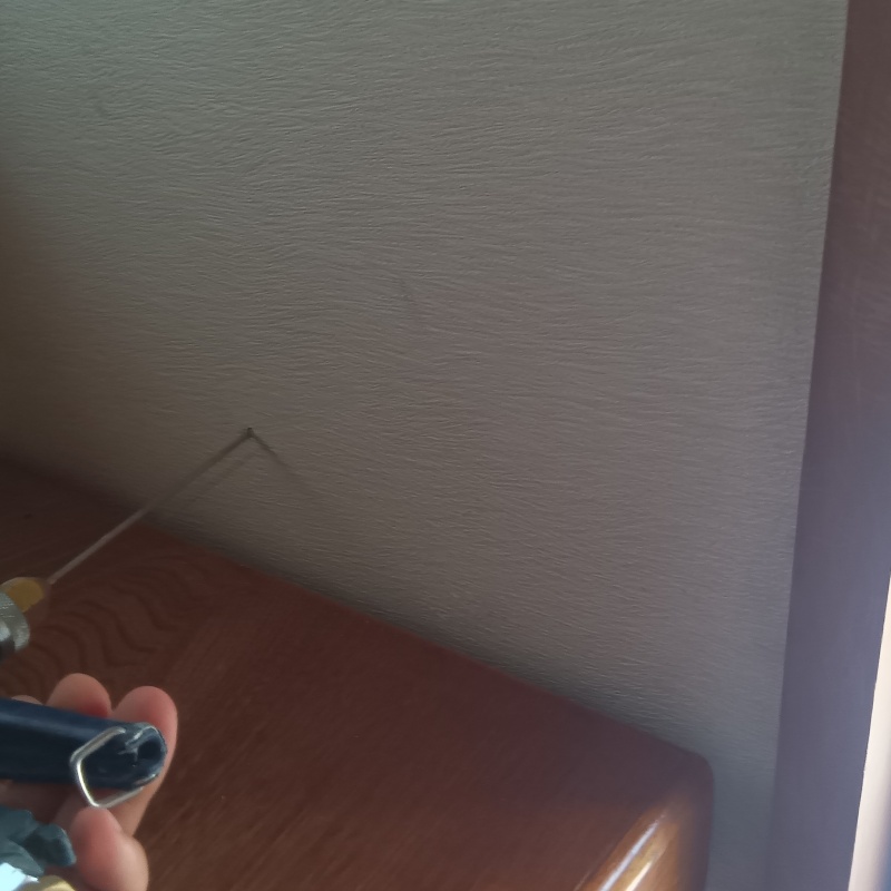 壁材に穴を開けてシロアリ駆除剤を注入