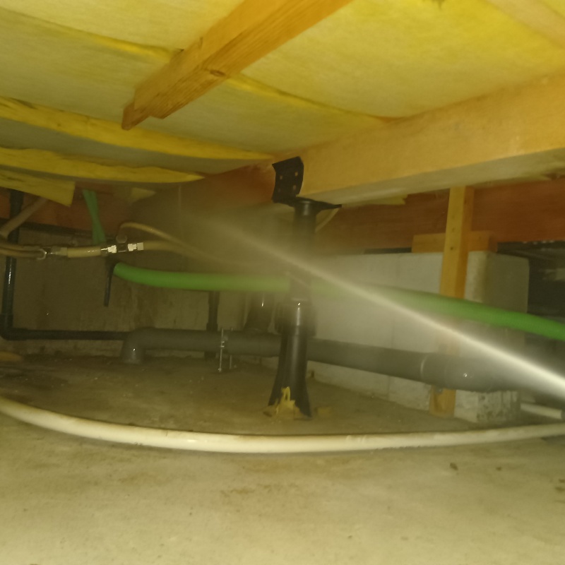 床下木材にシロアリ駆除剤を散布