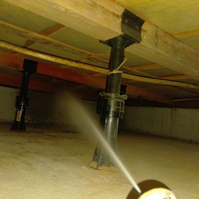 基礎にシロアリ駆除剤を散布