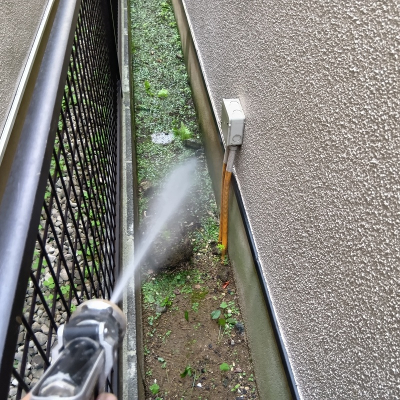 建物外周の土壌にシロアリ駆除剤を散布