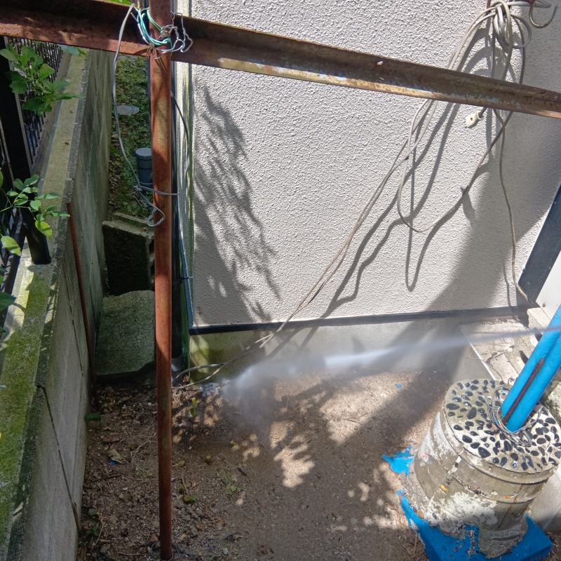 基礎まわりにシロアリ駆除剤を散布