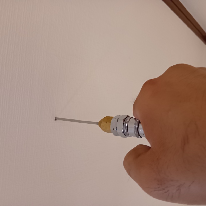 壁材に穴を開けてシロアリ駆除剤を注入