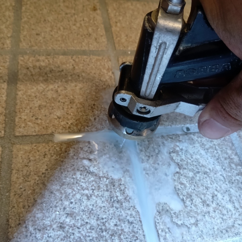 玄関床に穴を開けてシロアリ駆除剤を注入