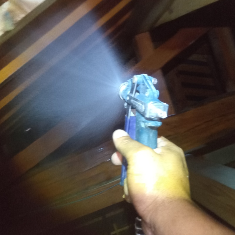 屋根裏の木材にシロアリ駆除剤を散布