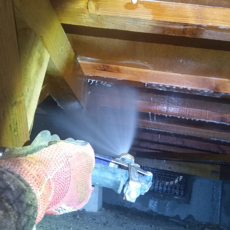 床下木材にシロアリ駆除剤を散布