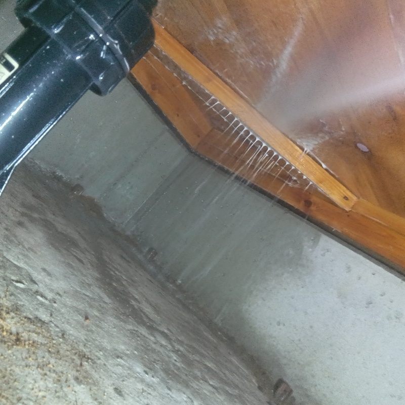 床下木材にシロアリ駆除剤を散布