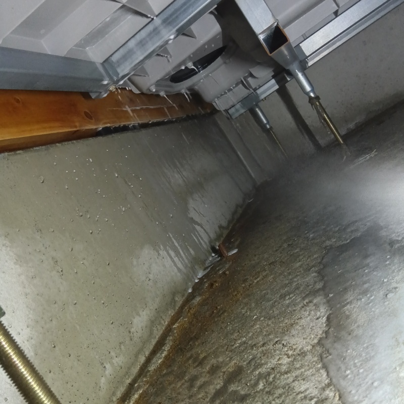 地面にシロアリ駆除剤を散布