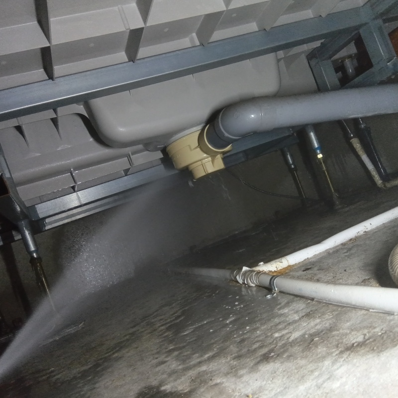 基礎にシロアリ駆除剤を散布