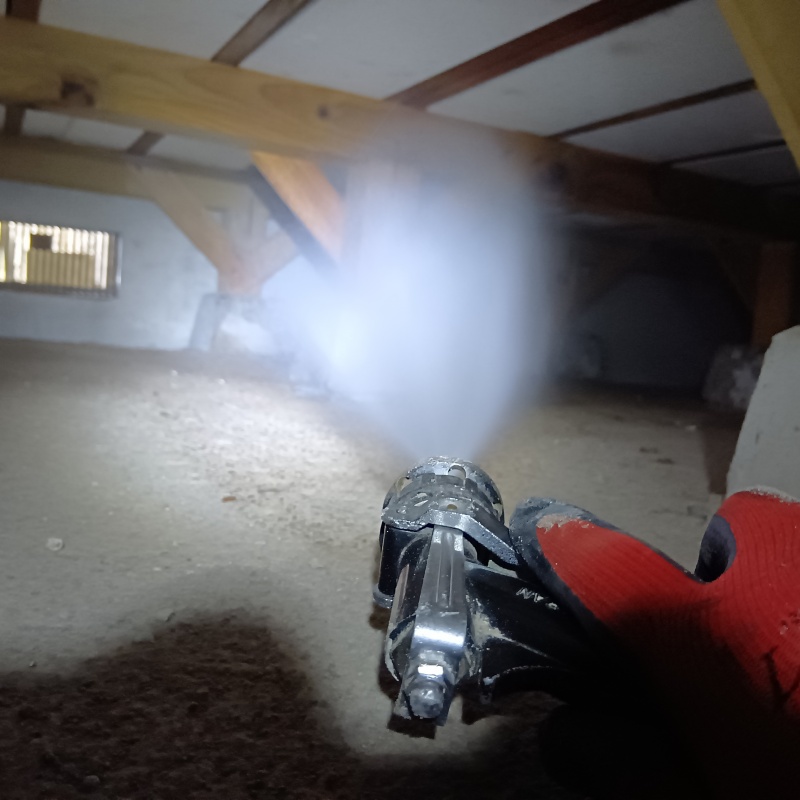 床下木材にシロアリ駆除剤を散布