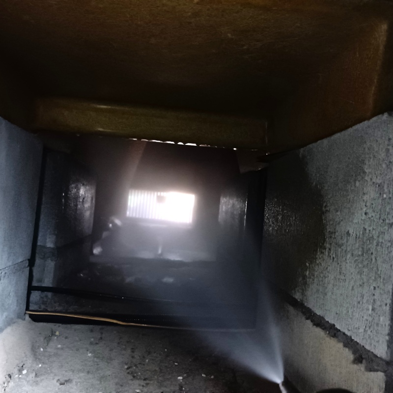 地面・基礎にシロアリ駆除剤を散布