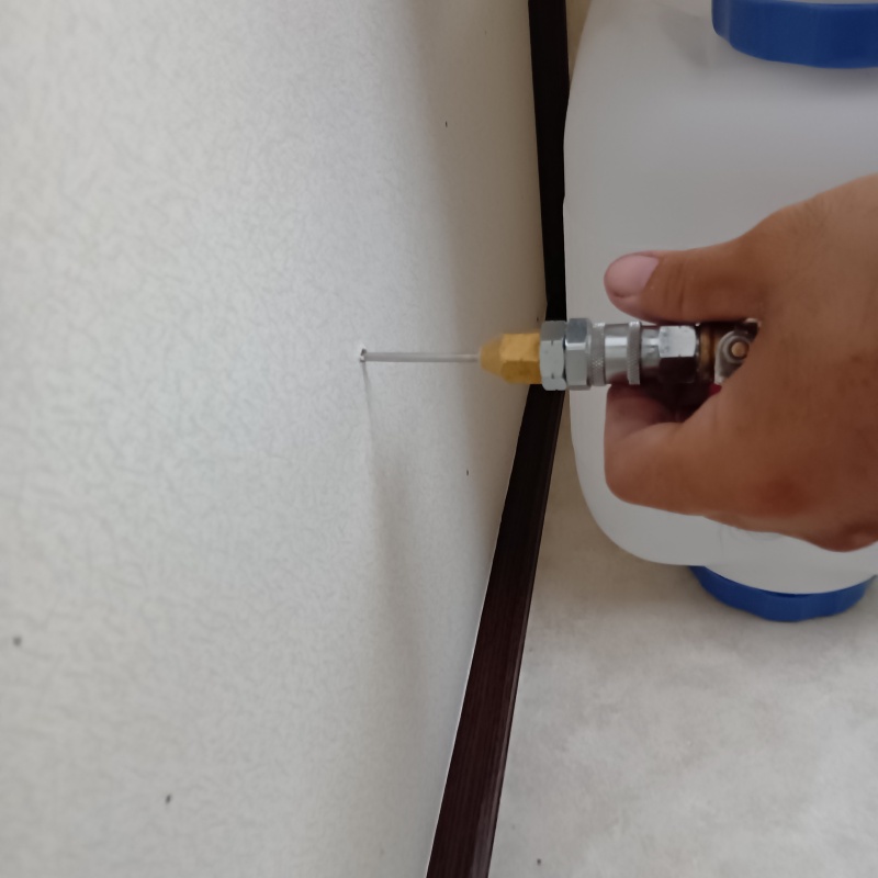 壁材に穴を開けてシロアリ駆除剤を注入