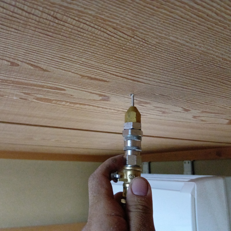 天井に穴を開けてシロアリ駆除剤を注入