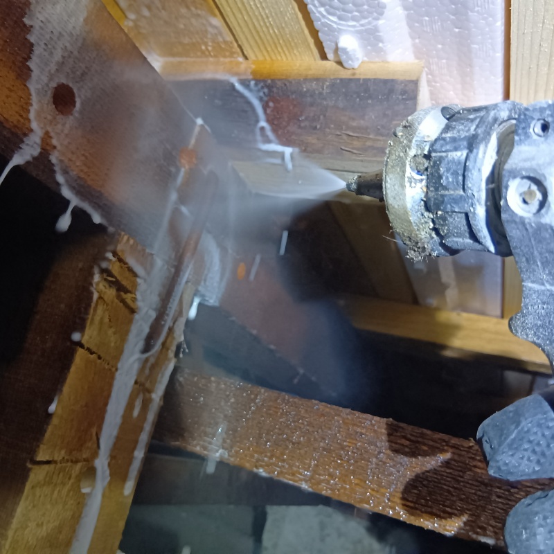 床下木材にシロアリ駆除剤を散布