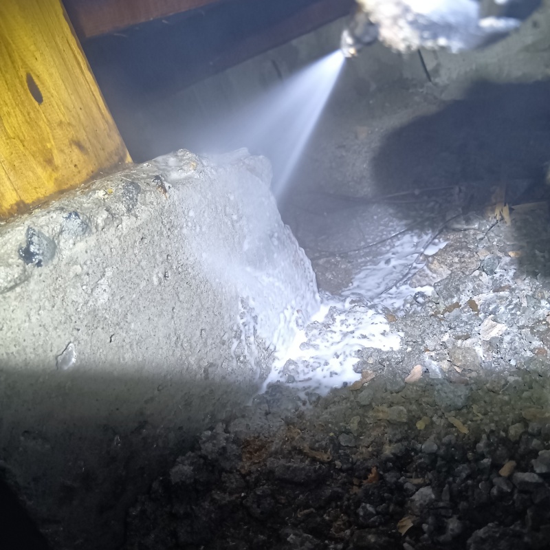 束石まわりにシロアリ駆除剤を散布