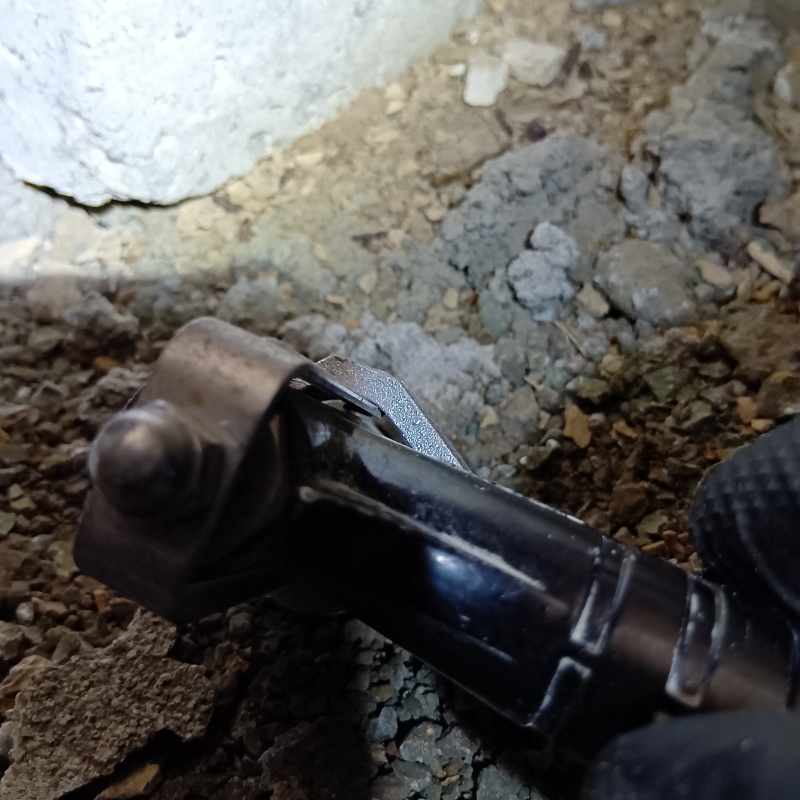 地面にシロアリ駆除剤を散布