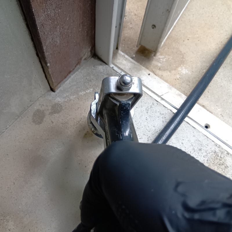 浴室床に穴を開けてシロアリ駆除剤を注入