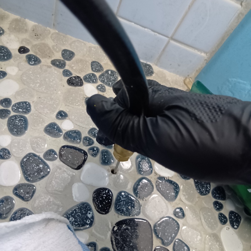 コンクリートに穴を開けてシロアリ駆除剤を注入