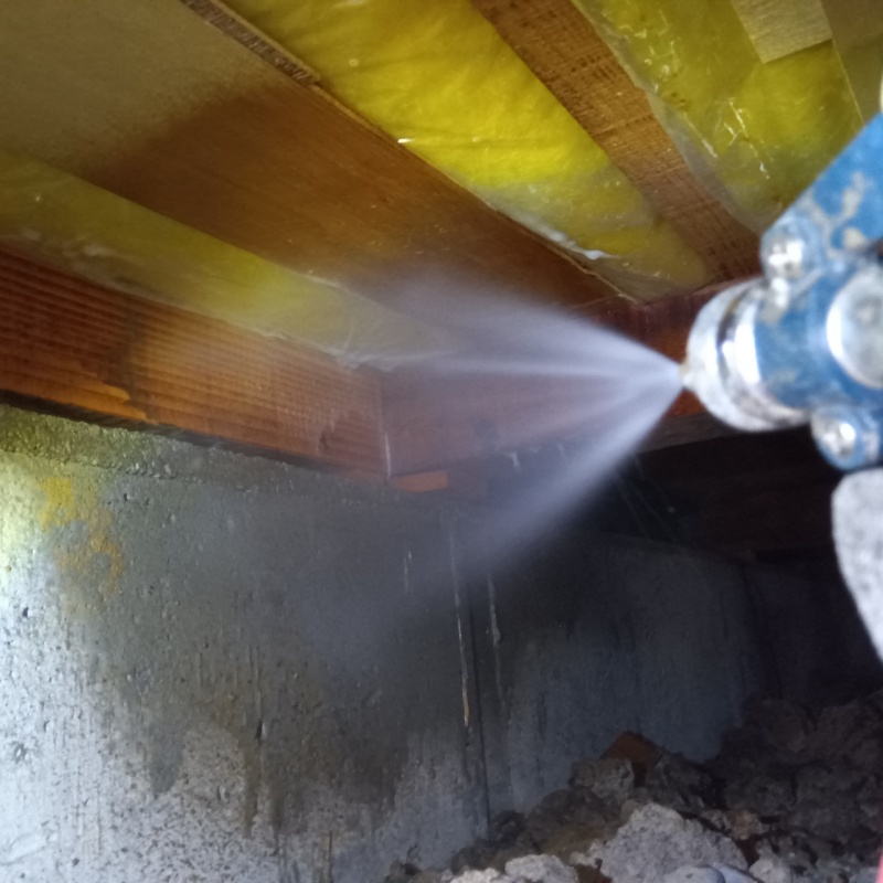 床下断熱材にシロアリ駆除剤を散布