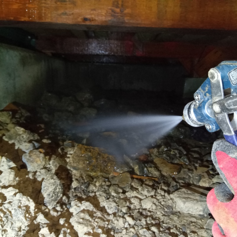 地面にシロアリ駆除剤を散布