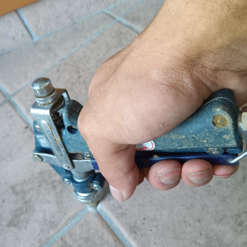 玄関床の目地からシロアリ駆除剤を注入