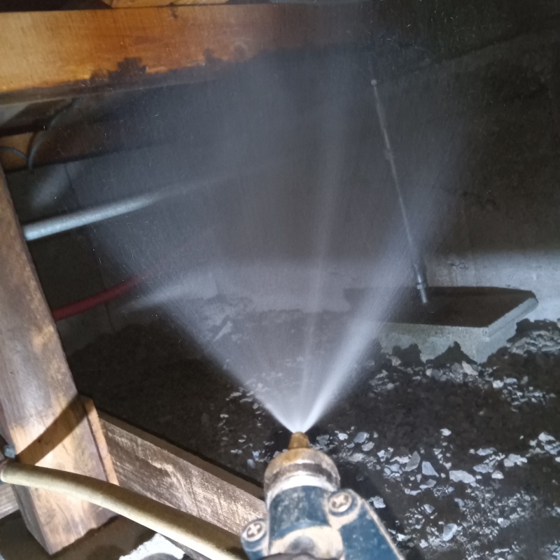 床下木材にシロアリ駆除剤を散布