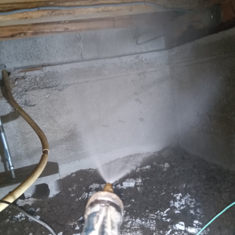 基礎にシロアリ駆除剤を散布