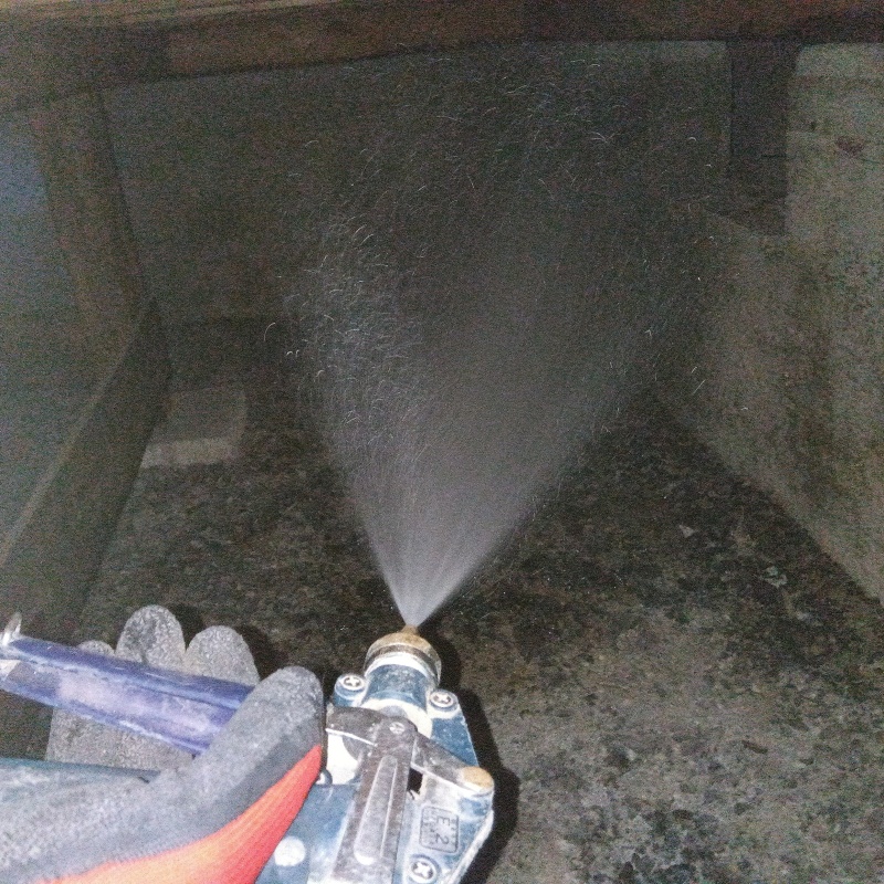 地面にシロアリ駆除剤を散布