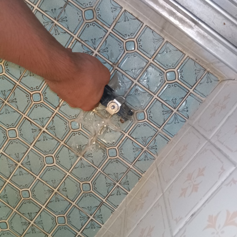 トイレ床に穴を開けてシロアリ駆除剤を注入