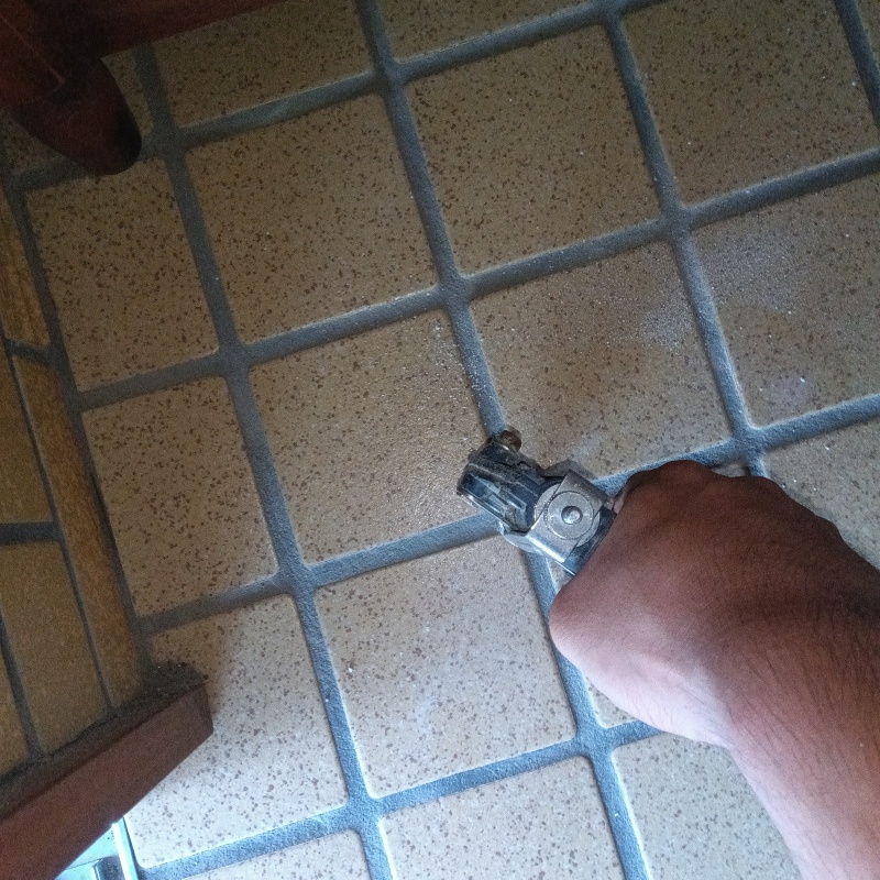 玄関床の目地からシロアリ駆除剤を注入