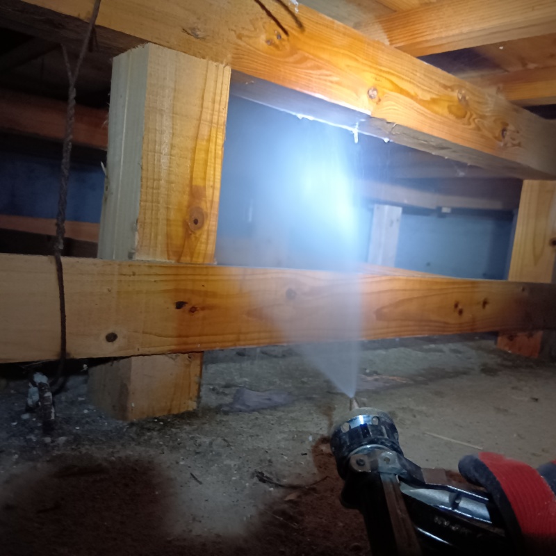 床下木材にシロアリ駆除剤を散布