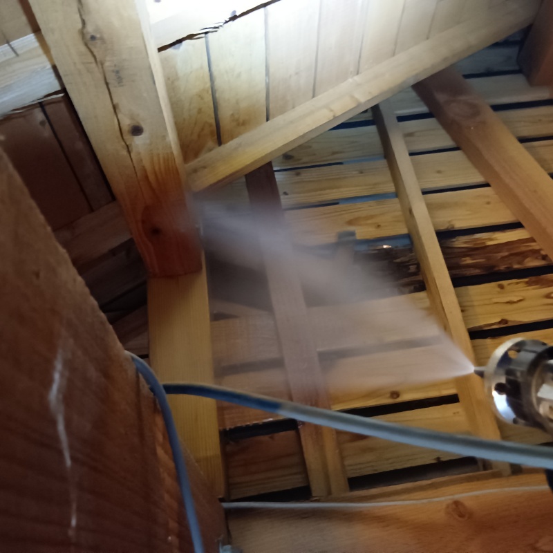 屋根裏の木材にシロアリ駆除剤を散布