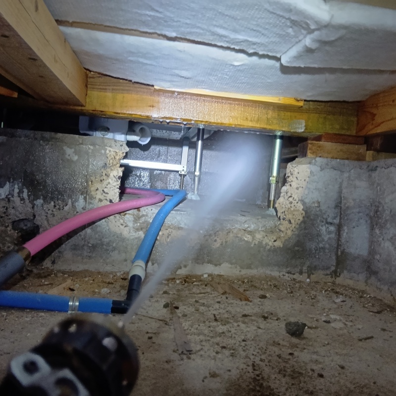 基礎にシロアリ駆除剤を散布