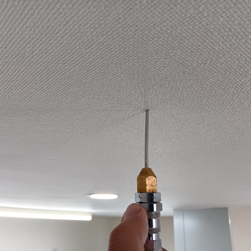 天井に穴を開けてシロアリ駆除剤を注入