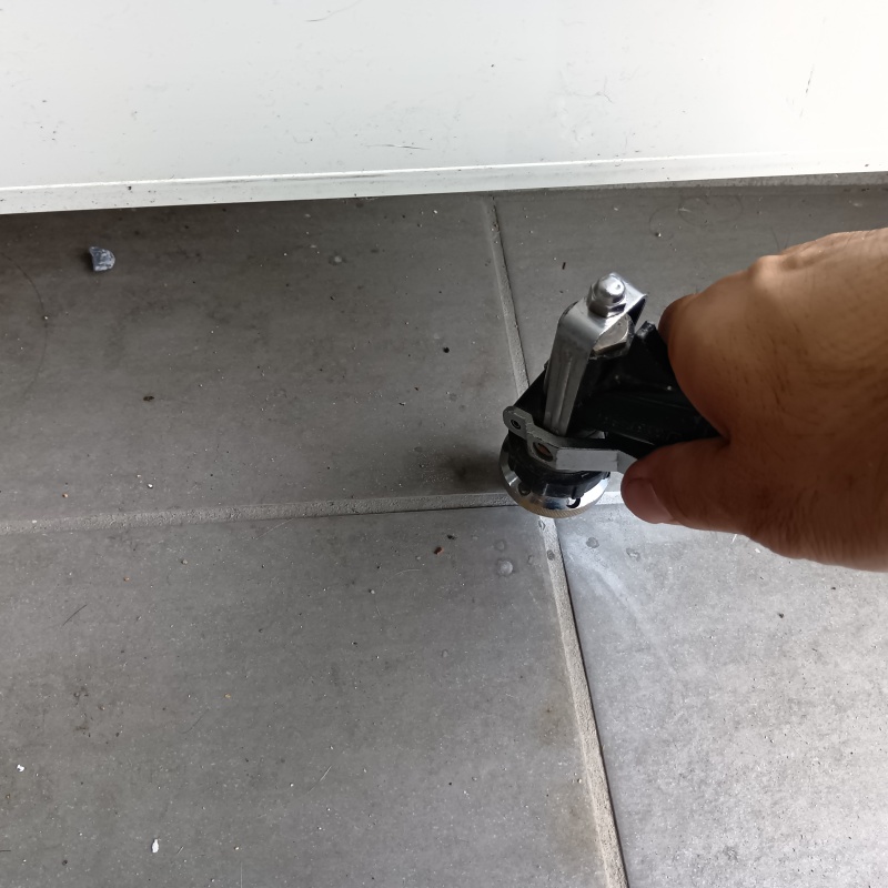 玄関床の目地からシロアリ駆除剤を注入