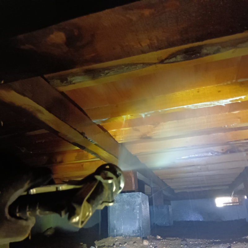 床下木材にシロアリ駆除剤を散布