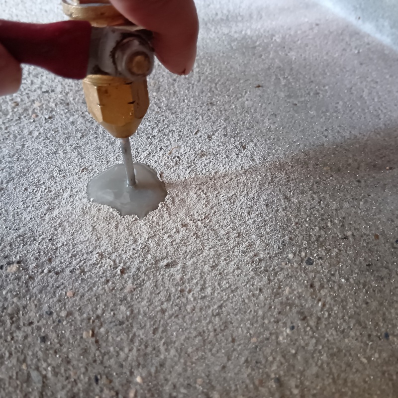 コンクリート内部にシロアリ駆除剤を注入