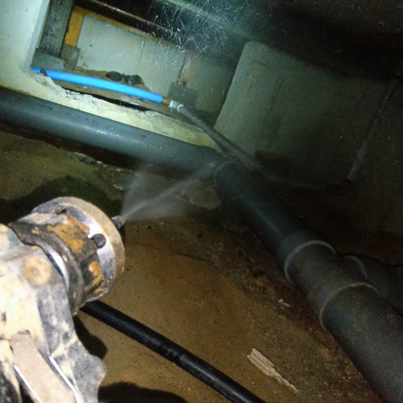 基礎に防蟻剤を散布