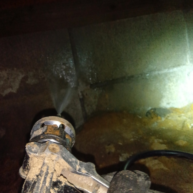 地面に防蟻剤を散布