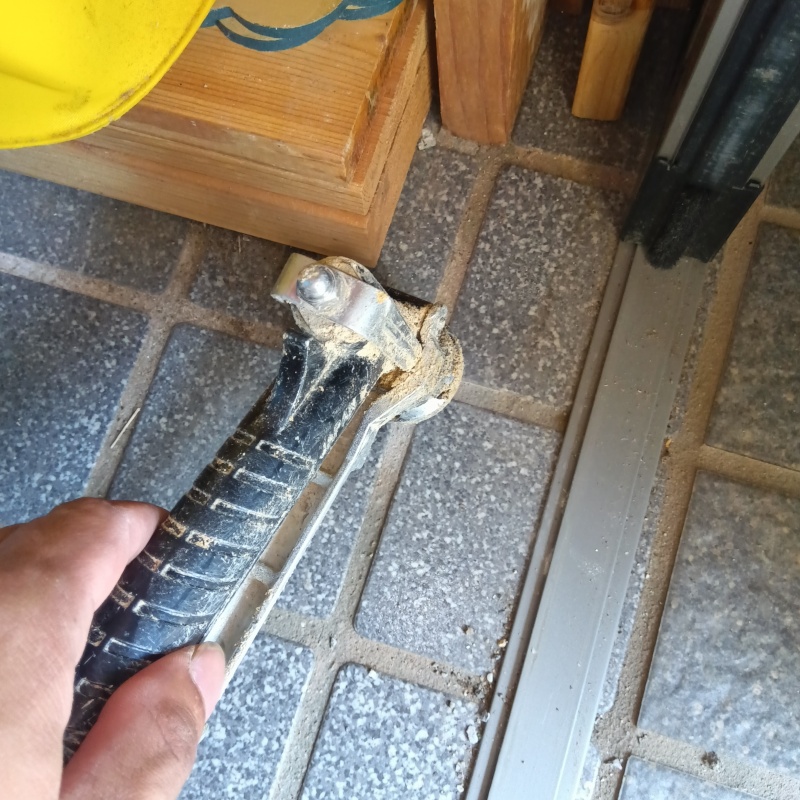 玄関床の目地から防蟻剤を注入