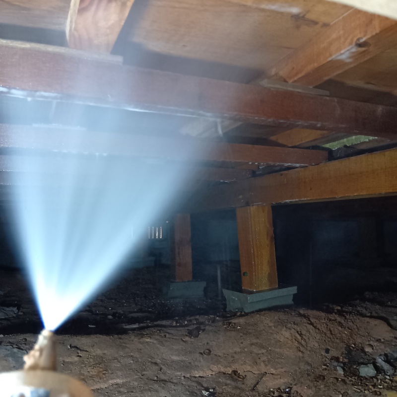 床下木材にシロアリ駆除剤を散布